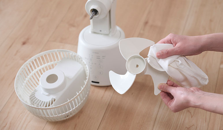 ガード、羽根の汚れをふき取る*