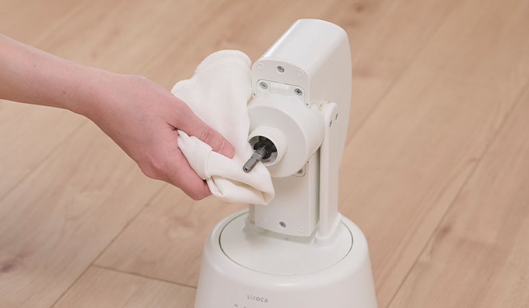 モーター部とモーター軸の汚れを
ふき取る*