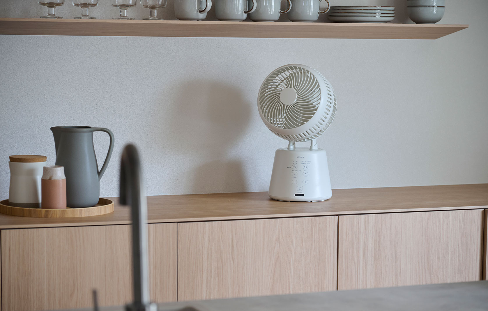 机の上に置いても