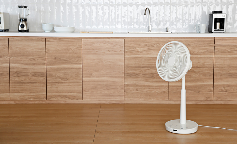 キッチンで調理中に