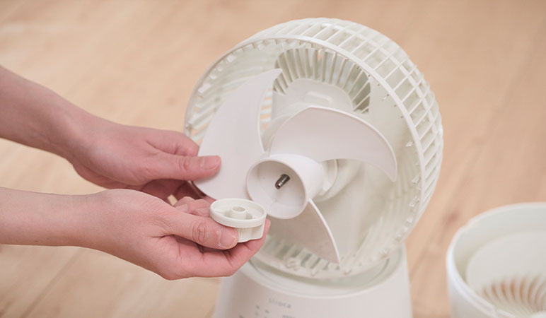 前ガードと羽根、後ろガードを
手で取り外す