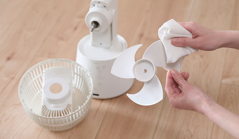 ガード、羽根の汚れをふき取る*