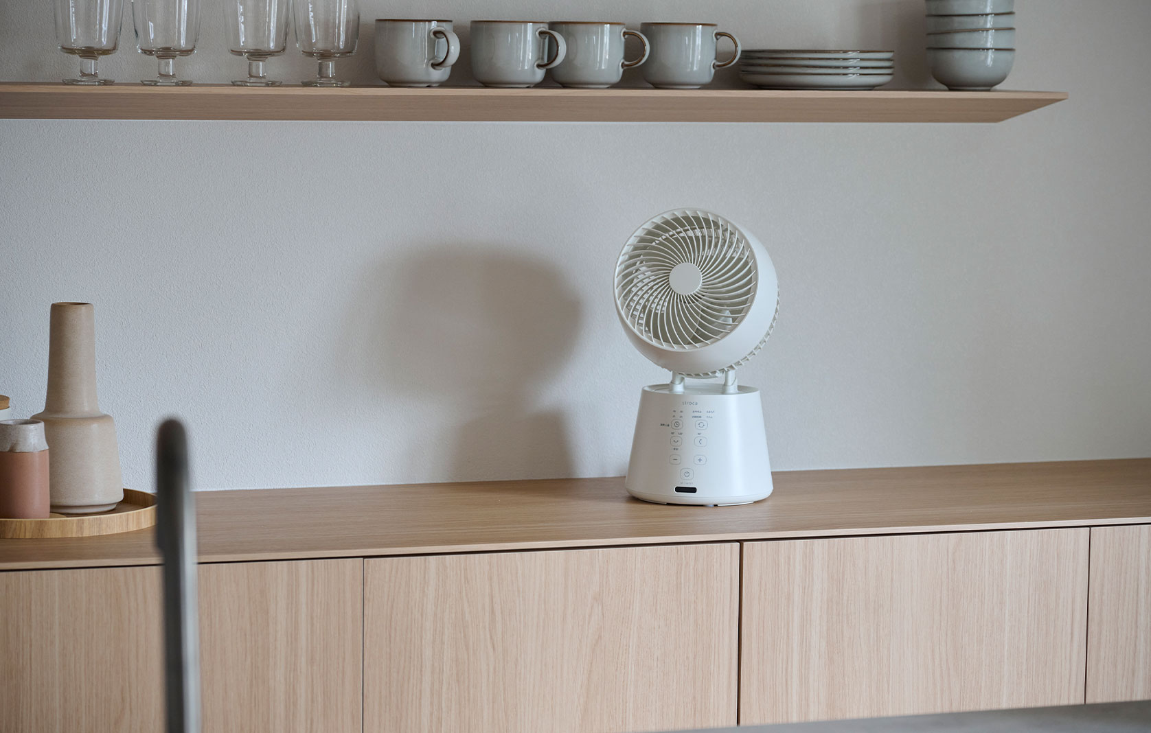 机の上に置いても