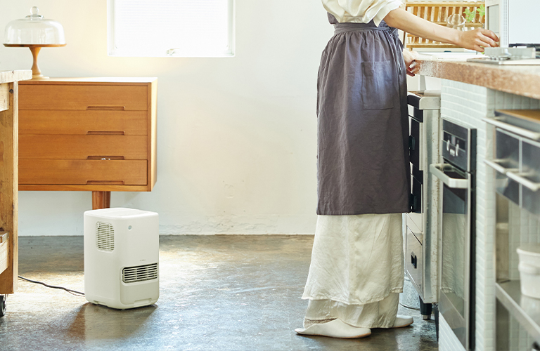 キッチンで調理中、足元暖房として