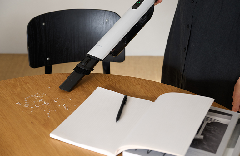 机の上のごみや食べこぼしなどのお掃除に